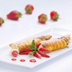 Cannoli di pasta sfoglia con crema alla vaniglia
