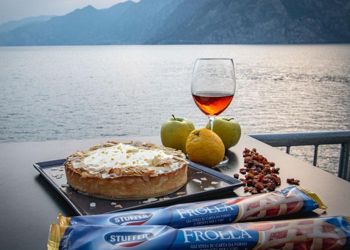 crostata con mele caramellate al vin santo del trentino con crema alla mandorla