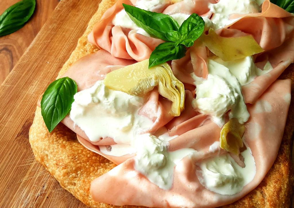 Pinsa romana con crema di carciofi, mortadella e stracciata Stuffer